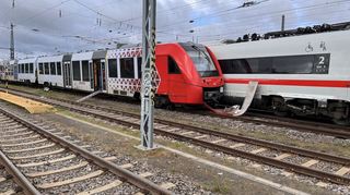 Zwei beschädigte Züge stehen am Hauptbahnhof Worms. Bei einem Rangierunfall sind eine Regionalbahn und ein ICE seitlich zusammengestoßen.