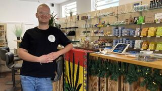 Sebastian Ogorek in seinem neuen Hanf-Laden Biosweed in Viernheim.