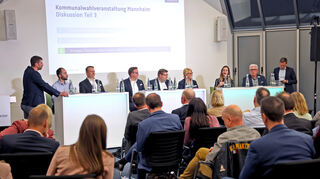 Die IHK hatte die Spitzenkandidaten zum „Wirtschafts-Check“ eingeladen. Karsten Kammholz (r.) und Florian Karlein (l.) vom „MM“ moderierten.