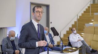 Der Mikrobiologe Ingo Autenrieth (vorne) übernahm die Uniklinikumsleitung während der Corona-Pandemie (das Bild entstand im November 2020).