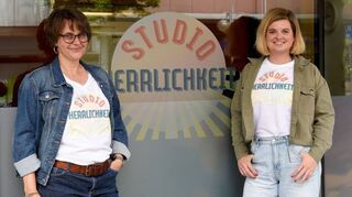 Am Schaufenster: „Studio Herrlichkeit“ nennen Valentina Ingmanns (l.) und Pfarrerin Nina Roller ihr Projekt für innovative Veranstaltungsformen der Kirche.