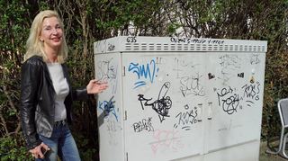 Auch Sandra Drüppel ärgert sich über die vielen Schmierereien im Stadtteil, wie beispielsweise an diesem Stromverteilerkasten.