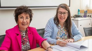 Rathaus-Chefin Bärbel Schader (l.) und Tina Eder von Audere Mobile Solutions unterschreiben den Mietvertrag für die Container.