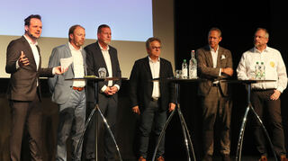 Fragerunde für die Zuhörer: Unter Moderation von Dr. Markus Wolsiffer (v.l.), beantworten Tim Brauer (Emodrom), OB Marcus Zeitler, die Investoren Roland Arnold, Andreas Dünkel und Jörg Bensemann (BMC), was die Hockenheimer wissen wollen.