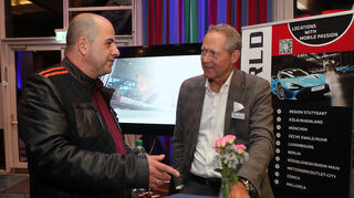 An der Themeninsel Motorworld und Hotel spricht Besucher Kai Zizmann mit dem Motorworld-Gründer Andreas Dünkel über dessen Vorhaben am Ring.