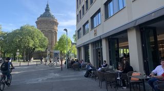 Mehr Mannheim geht fast nicht: Im Phi sitzt man draußen mit Blick auf den Wasserturm.