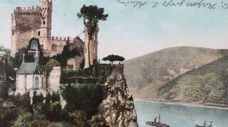 Der Wohnturm beherbergte unter anderem die Wohnräume des Prinzen von Preußen und seiner Gattin. Links die Burg auf einer am 21. August 1904 verschickten Postkarte, rechts der Verfasser etwa 1960 auf Burg Rheinstein.