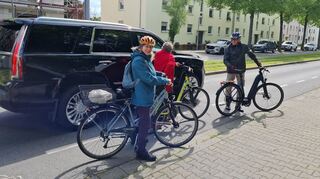 Margit Arnold (v. l.), in Rot Gisela Korn-Pernikas und Stephan Greiling machen einen Sicherheitstest mit dem Fahrrad auf der Rheingoldstraße.