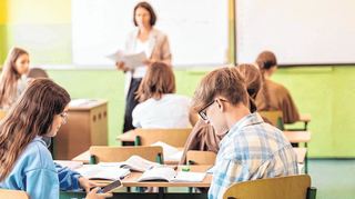 Im Unterricht sind sie verboten, ansonsten oftmals erlaubt: Das Schulrecht in Baden-Württemberg sieht es nicht vor, dass Schulen die Nutzung von Handys komplett verbieten können.