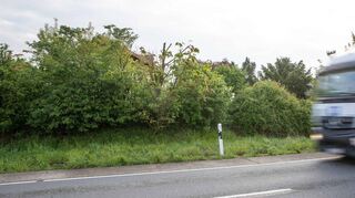 Ein Lastwagen rauscht über die Landesstraße bei Hüttenfeld.