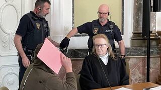 Gewohntes Bild am Tag des Urteils: Der Angeklagte Arthur K. spricht ausschließlich mit seiner Verteidigerin Gabriele Haas. Reue zeigt er nicht.