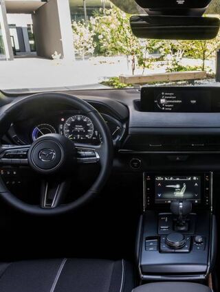 Ein aufgeräumtes Cockpit des Mazda MX-30 mit tadelloser Verarbeitung.