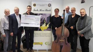 Die Mitwirkenden an „Tach, Herr Bach“ aus den Lions- und Rotary-Clubs und der Musikschule Lampertheim freuen sich über die Spende.