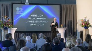Rund 200 Gäste erwarten gespannt, was der Ärztliche Direktor Ingo Autenrieth zu seinem nicht über März 2025 hinaus verlängerten Vertrag sagen wird.