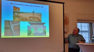 Peter Bilhöfer erzählt im Museum in Viernheim die Geschichte des Mörders Peter Träger und zeigt ein Bild des mutmaßlichen Tatorts.