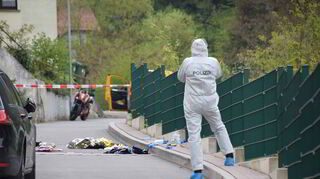 Der Tatort des Messerangriffs vor einem Wohnhaus in Altenbach: Laut Polizeiangaben haben sich Täter und Opfer gekannt.