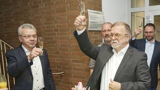 Bürgermeister Gottfried Störmer (l.) und Stadtverordnetenvorsteher Franz Korb beim Empfang zu dessen 70. Geburtstag im Februar im Stadthaus.