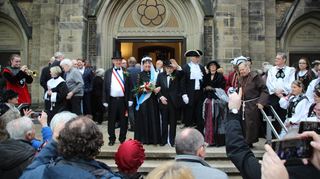 Höhepunkt des Festes: „Bräutigam“ Mannheim (Rolf Braun, l.), „Braut“ Neckarau (Gertraude Karusseit) und „Brautvater“ (Helmut Wetzel) vor der Kirche.