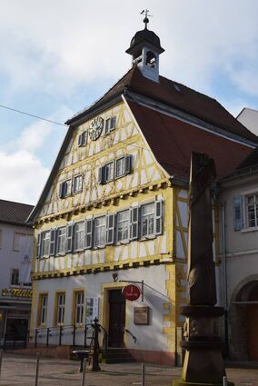 Im Sinsheimer Rathaus wurde 1848 die Republik ausgerufen. An diesen damals nicht vollendeten Kampf für die Demokratie erinnert der Obelisk, dessen Spitze bewusst fehlt.