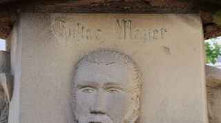 Apotheker Gustav Mayer zählt zu den fünf Revolutionären als Steinrelief auf dem Obelisk.
