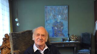 „Der Sänger sitzt.“ Franz Mazura im Jahr 2010 seinem vor seinem Porträt von Walter Stallwitz.