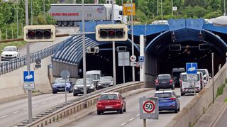 Die Stadtverwaltung geht davon aus, dass auch seit der Wiederöffnung wieder täglich bis zu 60 000 Fahrzeuge durch den Fahrlachtunnel fahren.