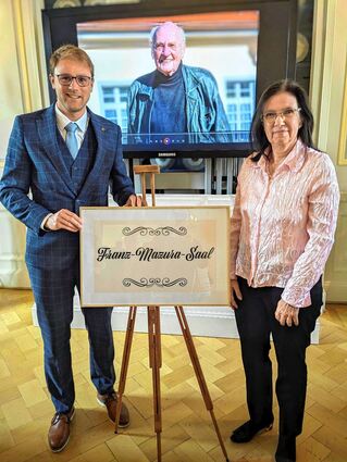 Im Franz-Mazura-Saal: Florian König und Susanna Mazura-Grohmann.