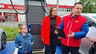 Landesbehindertenbeauftragte Simone Fischer (v.l.), SPD-Bundestagsabgeordnete Isabel Cademartori und Ehrenamtlicher Lars Treusch an der Ladestation.