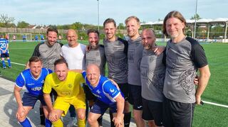 Spieler der Altherren-Teams von Wormatia Worms und Darmstadt 98 stellten sich gemeinsam zum Gruppenfoto auf – ein Zeichen der guten Stimmung beim Kleinfeld-Turnier, das der JFV organisiert hatte.