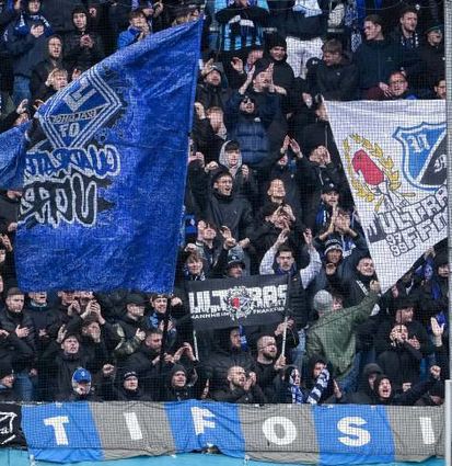 Die Ultras nahmen erst mit Verspätung ihre Plätze auf der OST-Tribüne ein.