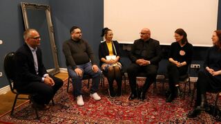 Tim Müller (v.l.), Benjamin Harter, Verena Lehmann, Daniel Strauß, Dörte Ilsabe Dennemann und Jana Mechelhoff-Herezi bei der Diskussion.