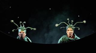 Die Szene lebt, und wie! Schauspieler Leon Maria Spiegelberg mit Schauspielerin Elisabeth Auer beim „Zusammenstoß“ nach Kurt Schwitters.