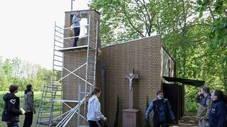 Jugendliche renovieren bei der 72-Stunden-Aktion das Marienkapellchen am Weschnitzdamm in Biblis.