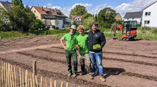 Landschaftsgärtner Oliver Vögele (r.) bringt mithilfe seiner Mitarbeiter Till Petzold (M.) und Till Löwicke die Mietgärten im Ladenburger Neubaugebiet Nordstadt an den Start.