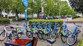 Zwei Lastenräder wie dieses können ausgeliehen werden.