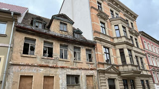Heruntergekommene Häuser mit kaputten Fenstern prägen einzelne Straßenzüge von Zeitz. Die Gebäude stehen schon seit Jahren leer.