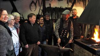 In der vereinseigenen Schmiede des Heimatmuseums lassen sich Sven Seitz und Jan Müller über die Schulter schauen.