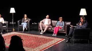 Auf der Bühne beim „Haymatministerium“ am NTM: Sevda Can Arslan (v. l.), Laila Abdul-Rahman, Engin Sanli, Dagmar Kohler und Onur Suzan Nobrega.
