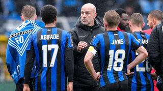 Waldhof-Trainer Marco Antwerpen (Mitte) sprach seinen Spielern direkt nach der Partie wieder Mut zu.