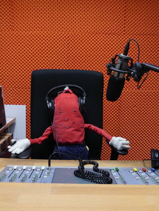 Das Maskottchen von Radio Rumms ist übrigens ein roter Sandsack: Er steht fürs Dampf ablassen, wenn man wütend ist über Krankheit und Langeweile.