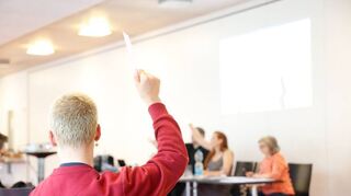 Abstimmung in der Jungbuschhalle: Die Mannheimer Linke hat einstimmig ihr Kommunalwahlprogramm verabschiedet.