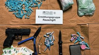 Neben dem sogenannten Pinken Kokain (r.) stellte die Polizei eine Schreckschusswaffe, Messer und Bargeld in Höhe von über 1100 Euro sicher.
