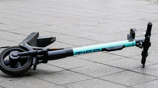 Ein E-Scooter wurde von einer Autobahnbrücke auf die A6 bei Mannheim geworfen +++ dpa-Bildfunk +++