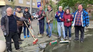 Mitglieder der Bürgerinitiative Waldhof-West und Anwohner bringen den Seppl Herberger Platz auf Vordermann. In der Mitte Jürgen Kurtz und Thomas Steitz.