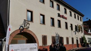 Das ehemalige Gasthaus „Zur Rose“ in Ilvesheim wird umgebaut. DRK-Verantwortliche, Planer und Verwaltung gaben den Startschuss.