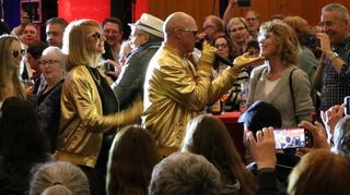 Die Band „Phil“ mit Frontmann Jürgen Mayer (Mitte) zieht zu dem Lied „I Can’t Dance“ durch den großen Saal des Viernheimer Bürgerhauses.