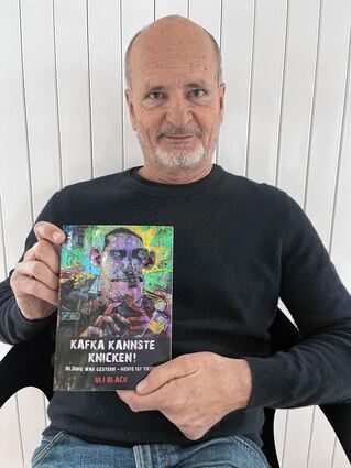 Der frühere CBG-Lehrer Uli Black hat mit „Kafka kannste knicken“ seinen zweiten satirischen Roman veröffentlicht.
