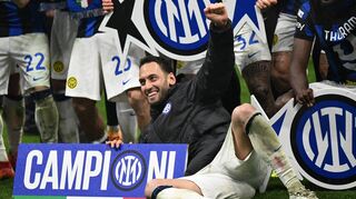 Italiens „Campioni“: Hakan Calhanoglu feiert mit seinen Teamkollegen, nachdem die Meisterschaft mit Inter Mailand perfekt war.