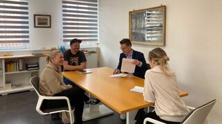 Lena Keil (v.l.), Chris Hölzing und Bürgermeister Thorsten Walther stellen dem „MM“ das Konzept des geplanten Jugendgemeinderats in Ilvesheim vor.