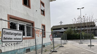 Die Verbotsschilder an den Umzäunungen der leerstehenden Gebäude sind eindeutig, werden aber dennoch immer wieder ignoriert.